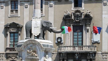 Sympathisches Wahrzeichen von Catania ist der Elefantenbrunnen im Herzen der Altstadt. Auffälligster Schmuck des Elefanten ist der 4m hohe ägyptische Obelisk aus Granit, den er auf dem Rücken trägt. Giovanni Battista Vaccarini, im Jahre 1730 zum Stadtarchitekten ernannt, plante Catania nach dem verheerenden Erdbeben von 1693 nach römischem Vorbild im Barockstil. Sowohl Elefant als auch Obelisk soll er aus den Trümmern des Bebens gerettet haben.